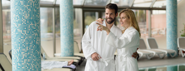 Frau und Mann in einem öffentlichen Bad