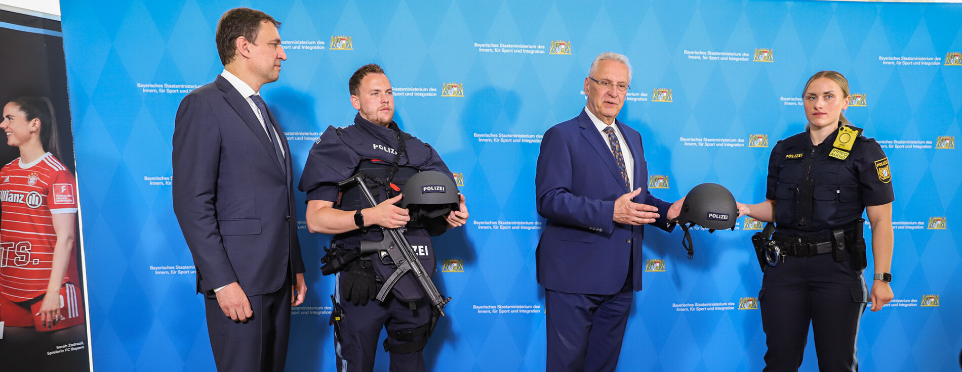„Für uns steht die Sicherheit der Einsatzkräfte im Fokus“, betonte Herrmann. „Neben einer intensiven Aus- und Fortbildung setzen wir auch auf die Beschaffung neuer Ausrüstung.“ Herrmann und Eisenreich präsentieren mit zwei Polizeibeamten die Schutzausrüstung